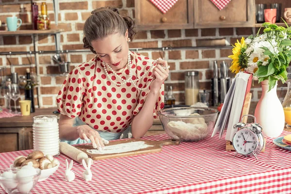 Bella casalinga adulta con farina che cucina in cucina — Foto stock