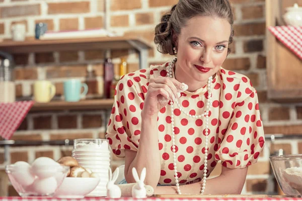 Belle femme au foyer adulte avec cuisine à la farine et regardant la caméra à la cuisine — Photo de stock