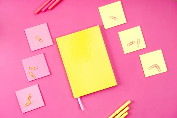 Draufsicht auf verschiedene bunte Geräte auf rosa — Stockfoto