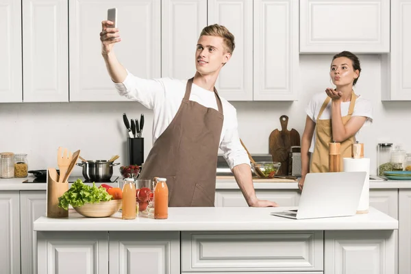 Namorado tomando selfie com smartphone na cozinha — Fotografia de Stock