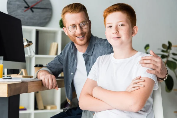 Glücklicher Vater umarmt Sohn zu Hause — Stockfoto