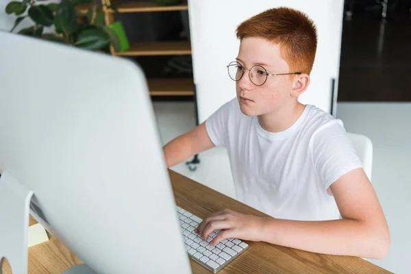 Preteen gengibre cabelo menino usando computador no quarto — Fotografia de Stock