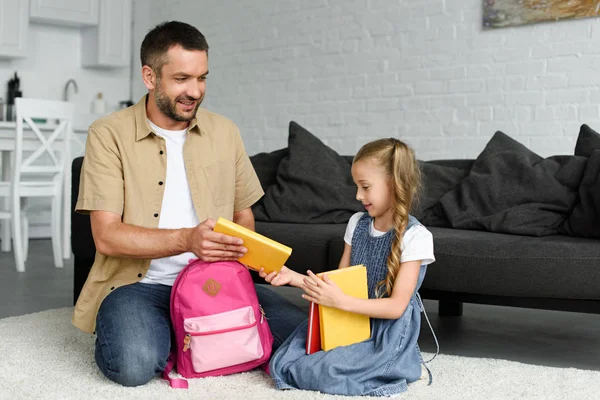 Filha e pai mochila de embalagem para o primeiro dia na escola, de volta ao conceito de escola — Fotografia de Stock
