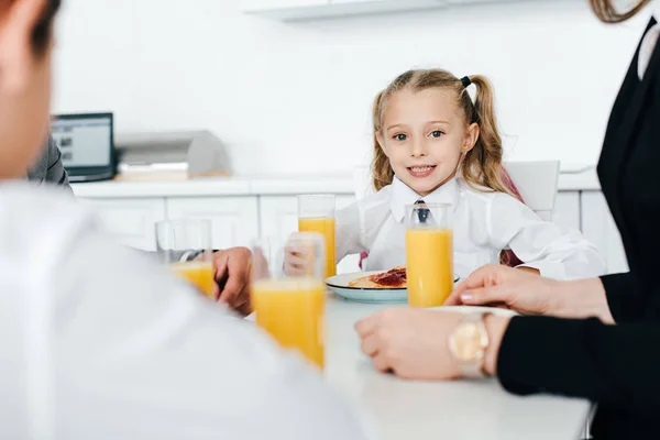 Vista parziale della famiglia che fa colazione insieme a casa — Foto stock