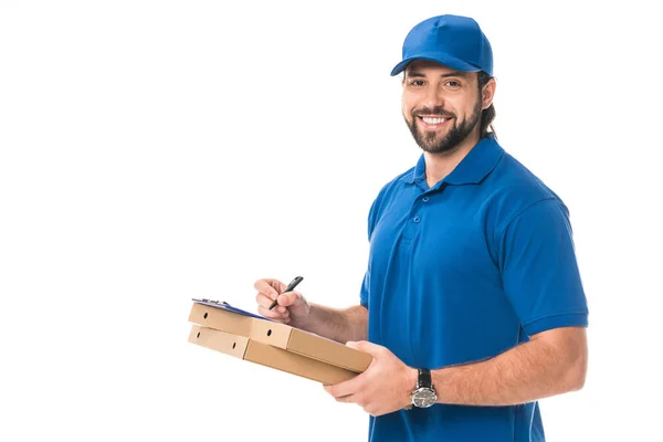 Glücklicher Zusteller mit Schachteln mit Pizza-Schrift auf Klemmbrett isoliert auf weiß — Stockfoto