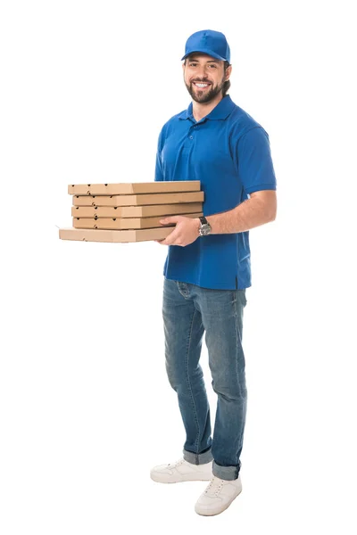 Visão de comprimento total do homem de entrega feliz segurando caixas com pizza e sorrindo para a câmera isolada no branco — Fotografia de Stock