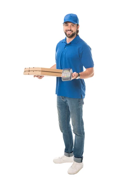 Hombre entrega feliz celebración de cajas con pizza y terminal de pago aislado en blanco - foto de stock