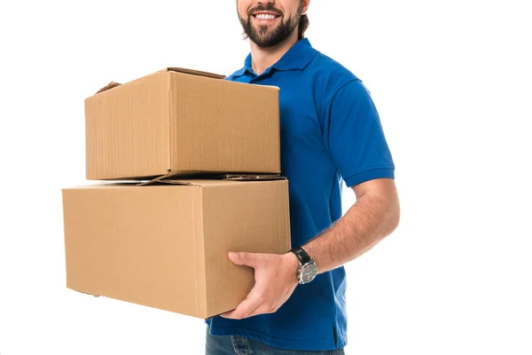 Tiro recortado de homem de entrega sorrindo segurando caixas de papelão isolado em branco — Fotografia de Stock