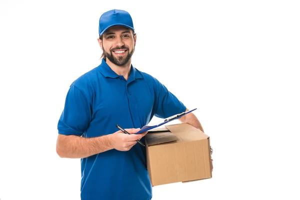 Feliz joven repartidor hombre sujetando portapapeles y caja de cartón aislado en blanco - foto de stock