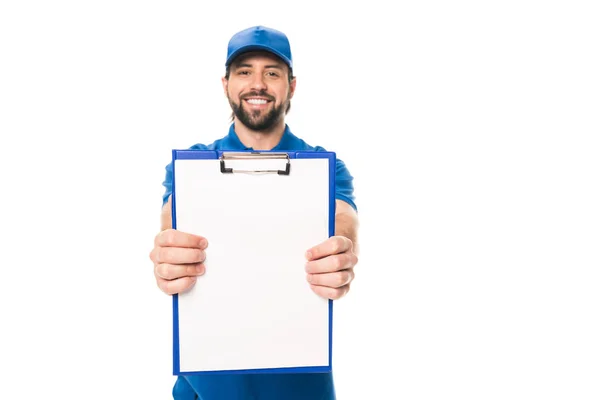 Bonito jovem entrega homem segurando branco prancheta e sorrindo para a câmera isolado no branco — Fotografia de Stock