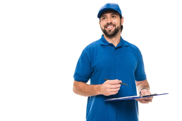 Schöner glücklicher Zusteller, der auf Klemmbrett schreibt und isoliert auf weißem Papier wegschaut — Stockfoto