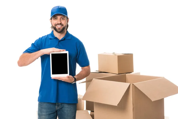 Guapo repartidor hombre sosteniendo tableta digital con pantalla en blanco y sonriendo a la cámara aislada en blanco - foto de stock