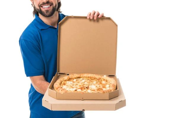 Recortado disparo de repartidor sonriente sosteniendo pizza en cajas aisladas en blanco - foto de stock