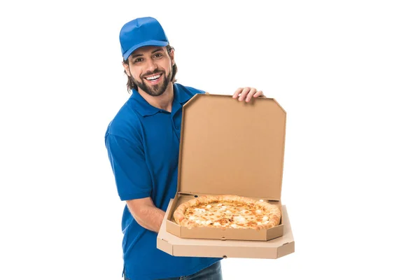 Feliz repartidor hombre sosteniendo pizza en cajas y sonriendo a la cámara aislado en blanco - foto de stock