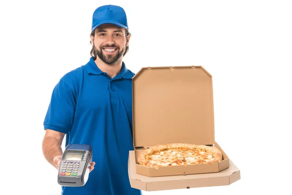 Uomo di consegna felice che tiene la pizza in scatole e terminale di pagamento, sorridendo alla telecamera isolata su bianco — Foto stock