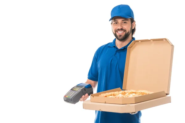 Schöner Lieferant mit Pizza in Schachteln und Zahlungsterminal, lächelt in die Kamera isoliert auf weiß — Stockfoto