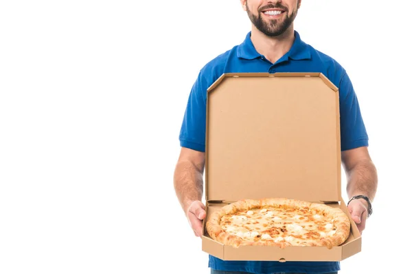 Recortado disparo de repartidor sonriente sosteniendo pizza en caja aislada en blanco - foto de stock