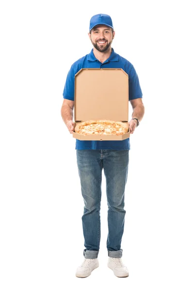 Feliz repartidor hombre sosteniendo pizza en caja y sonriendo a la cámara aislado en blanco - foto de stock