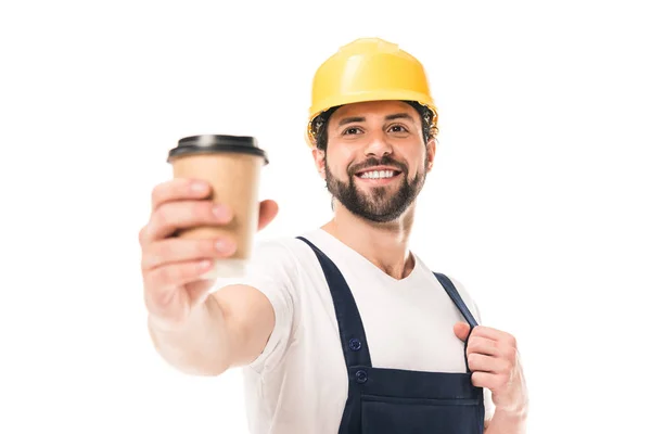 Nahaufnahme eines lächelnden Arbeiters, der eine Papptasse mit Kaffee to go auf weiß hält — Stockfoto