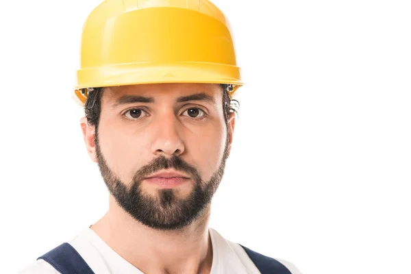 Vista de cerca del trabajador guapo en sombrero duro mirando a la cámara aislada en blanco - foto de stock