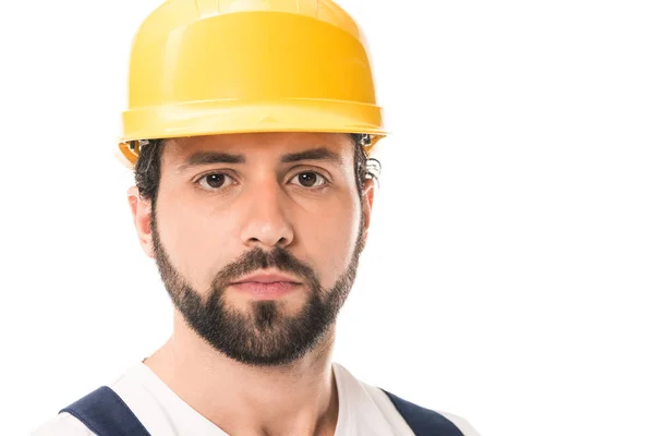 Vista de cerca del trabajador guapo en sombrero duro mirando a la cámara aislada en blanco — Stock Photo