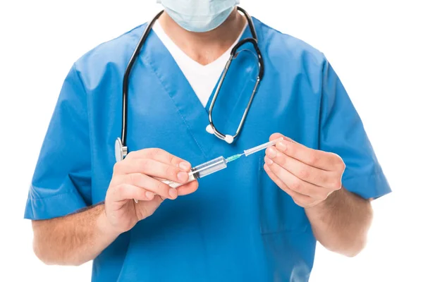 Обрізаний знімок лікаря в медичній масці, що тримає шприц ізольовано на білому — стокове фото