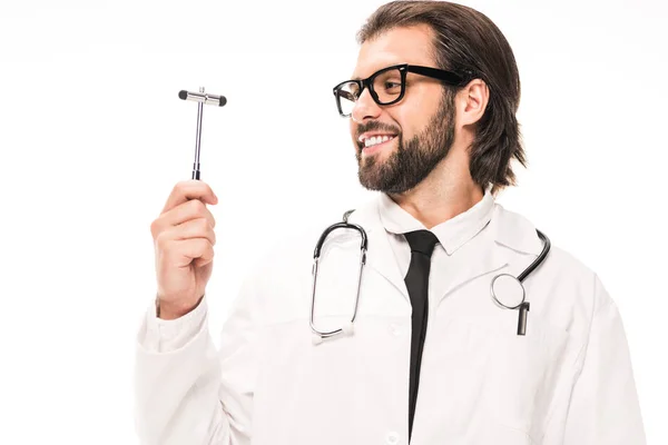 Усміхнений лікар у білому пальто та окулярах тримає рефлекторний молоток ізольовано на білому — стокове фото