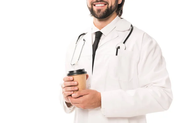 Abgeschnittene Aufnahme eines lächelnden Arztes mit Kaffee zum Isolieren auf Weiß — Stockfoto