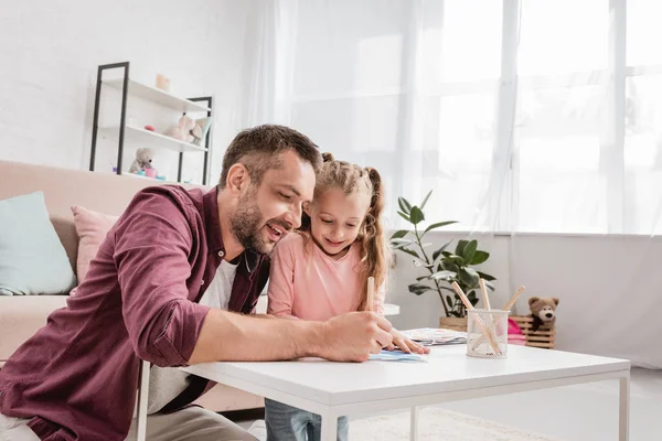 Vater und blonde Tochter zeichnen zu Hause — Stockfoto