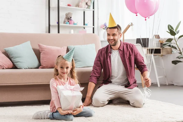 Padre e hija divirtiéndose y celebrando cumpleaños - foto de stock