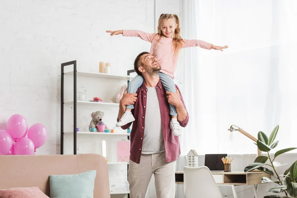 Hija sentado en padres espalda y divertirse - foto de stock