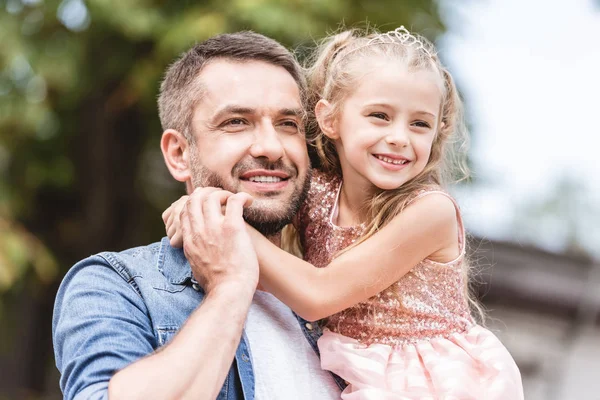 Pai e filha passam o tempo juntos — Fotografia de Stock