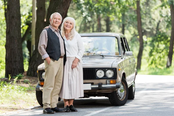 Senior famille debout près de voiture rétro beige — Photo de stock