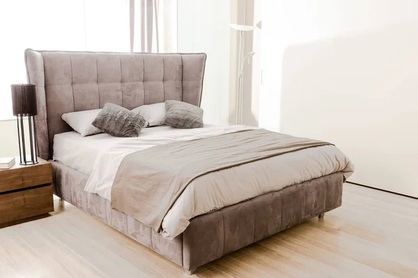 Інтер'єр сучасної спальні з м'яким сірим ліжком — стокове фото