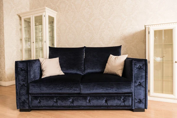 Інтер'єр вітальні з синім диваном і білими подушками — стокове фото