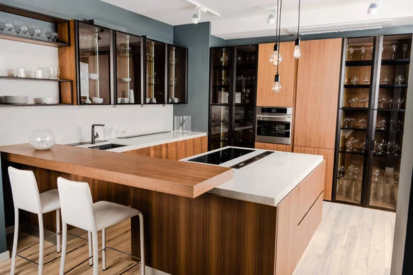 Interior de cozinha de madeira de luxo com mobiliário confortável e muitas prateleiras — Fotografia de Stock