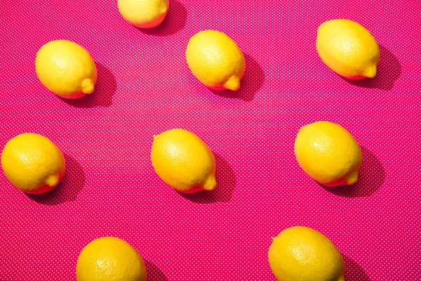 Citrons jaunes bio sur fond rose — Photo de stock