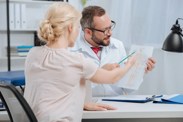 Patientin hat Termin mit Chiropraktik in Klinik — Stockfoto