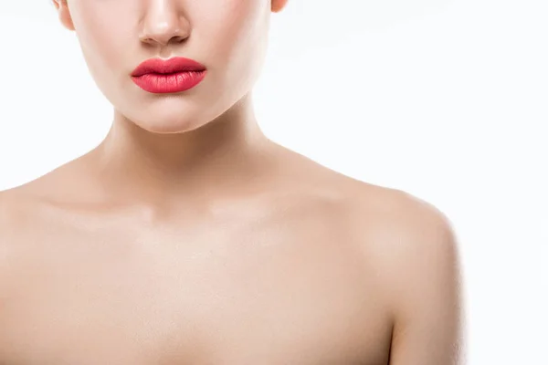 Vista recortada de mujer desnuda con labios rosados, aislado en blanco - foto de stock