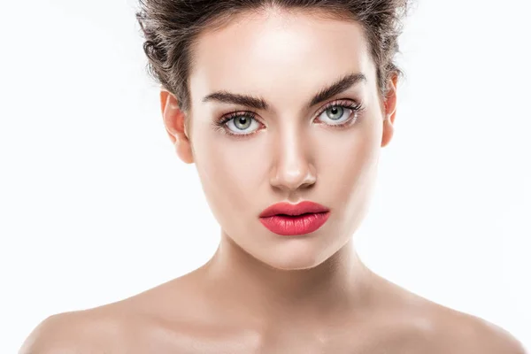 Retrato de hermoso modelo con labios rosados, aislado en blanco - foto de stock