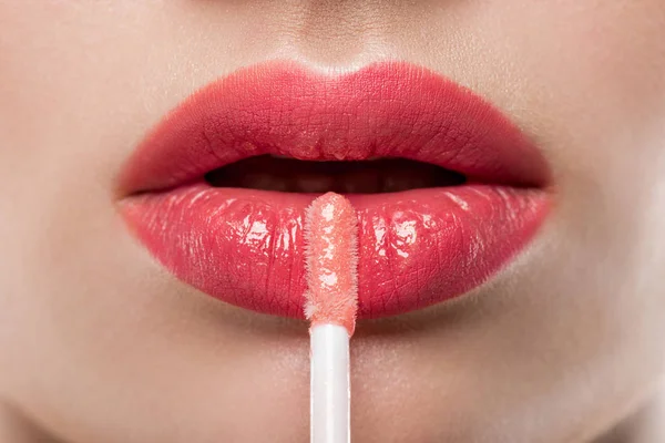 Gros plan de jeune femme appliquant gloss lèvre — Photo de stock