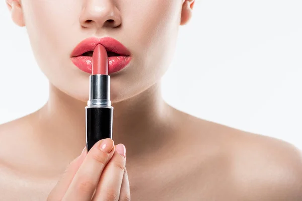 Abgeschnittene Ansicht einer jungen Frau, die rosa Lippenstift aufträgt, Studioaufnahme isoliert auf Weiß — Stockfoto