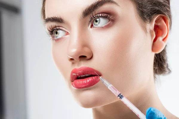 Hermosa mujer haciendo inyección de belleza en los labios - foto de stock