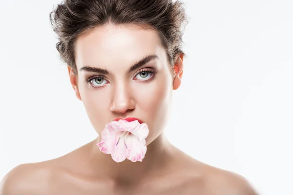 Belle femme nue tenant fleur rose dans les lèvres, isolé sur blanc — Photo de stock