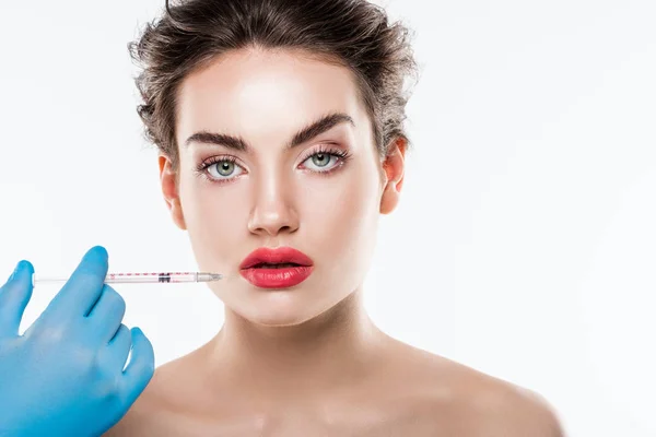 Atractiva mujer haciendo inyección de belleza en los labios, aislado en blanco - foto de stock