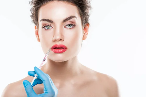 Elegante giovane donna che fa l'iniezione di bellezza nelle labbra, isolata su bianco — Foto stock