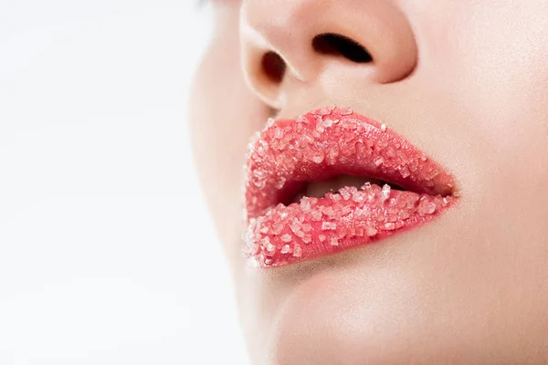 Abgeschnittene Ansicht einer Frau mit Zucker auf rosa Lippen, isoliert auf weiß — Stockfoto