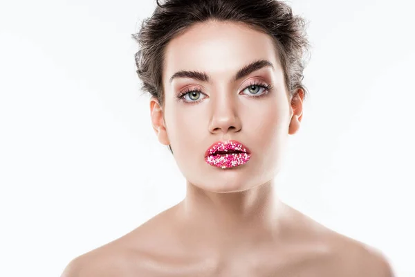 Jolie femme avec des paillettes de sucre sur les lèvres, isolé sur blanc — Photo de stock