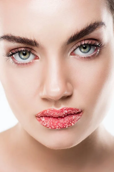 Attraente ragazza alla moda con trucco e zucchero sulle labbra, isolato su bianco — Foto stock