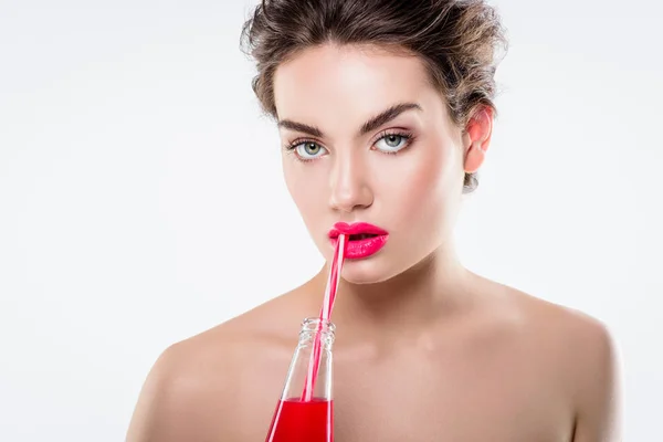 Fille nue à la mode tenant bouteille avec boisson sucrée et de la paille, isolé sur blanc — Photo de stock